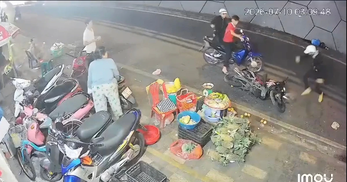 [CLIP] Nhóm người mang hung khí truy đuổi, đập phá xe máy giữa trung tâm TPHCM