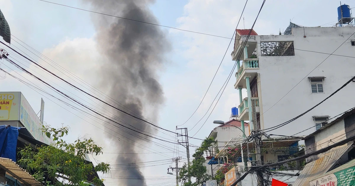 Cháy nhà trưa 25 tháng Chạp, khói đen bốc cao hàng chục mét