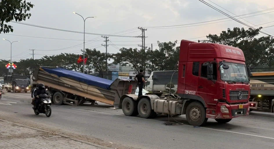 Xe đầu kéo đang lưu thông bất ngờ bị gãy trục, rơi rơ-moóc ra đường