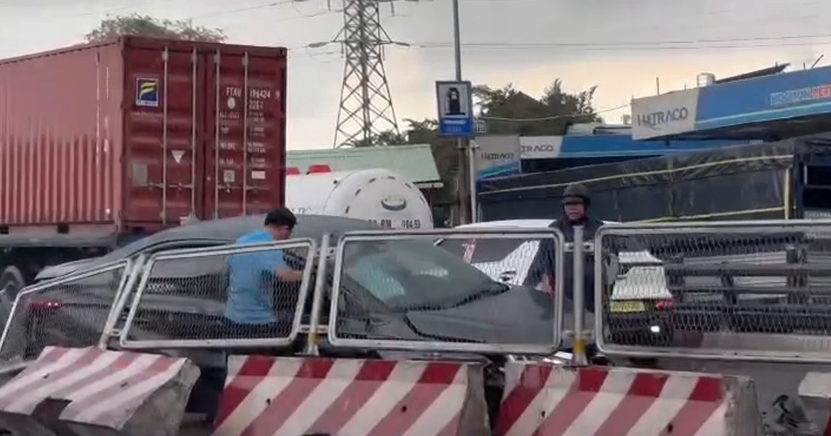 Va chạm container, ô tô lao vào dải phân cách ở TPHCM