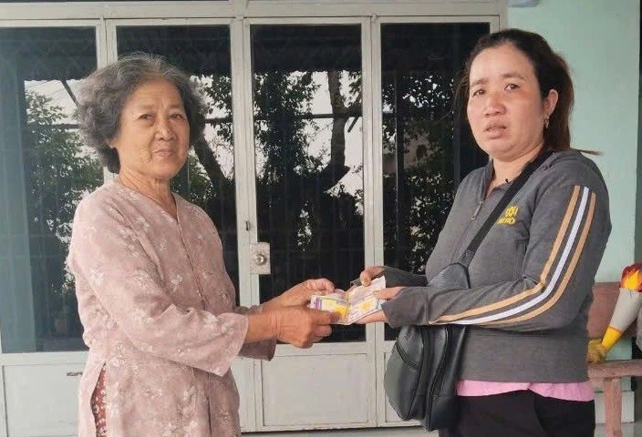 Nhặt được 5 tờ vé số trúng giải và 6 triệu đồng, một phụ nữ tìm người đánh rơi trả lại