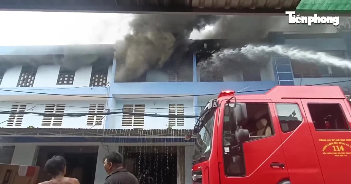 [Clip] Cháy kho hàng điện máy ở TPHCM, thiêu rụi nhiều tài sản