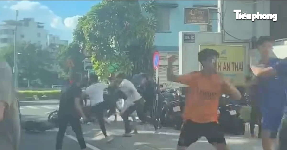 Xôn xao clip nhóm người đánh hội đồng trên đường phố TPHCM