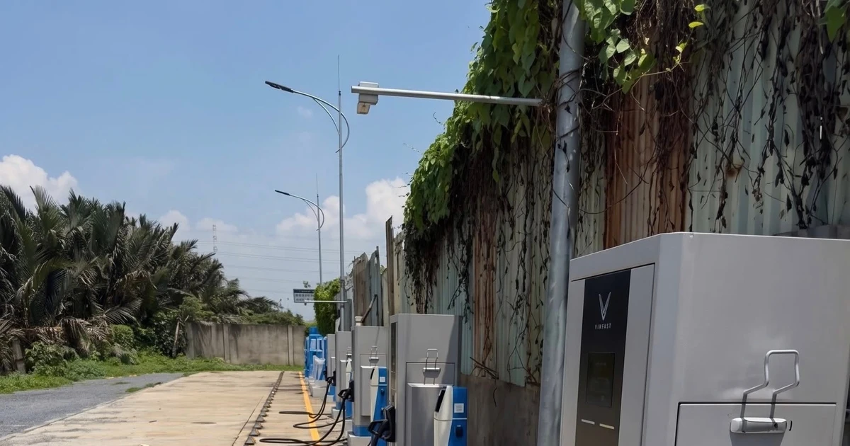 Hai đối tượng cắt trộm dây sạc trạm xe điện đem bán đồng nát lấy tiền mua rượu