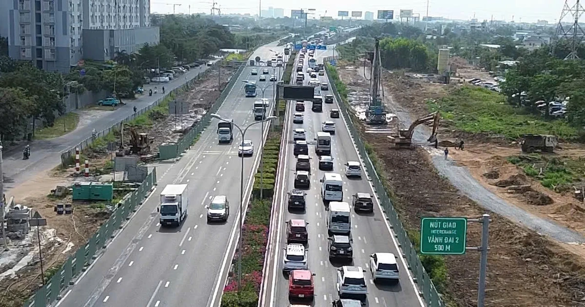 CLIP: Cửa ngõ TPHCM ùn ứ ngày đầu nghỉ lễ, dòng xe nhích từng chút