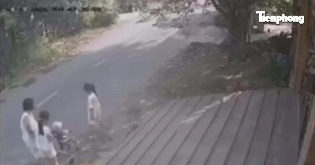 [Clip]: Ô tô tông văng người phụ nữ đi bộ cùng 3 trẻ nhỏ ở TPHCM