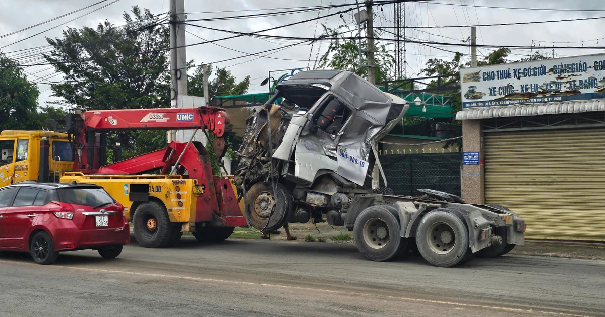 Phá ca bin cứu hai người mắc kẹt sau cú đối đầu của hai xe tải