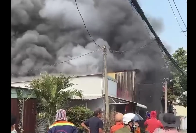 Cháy lớn ở Củ Chi, khói đen bốc cao hàng chục mét