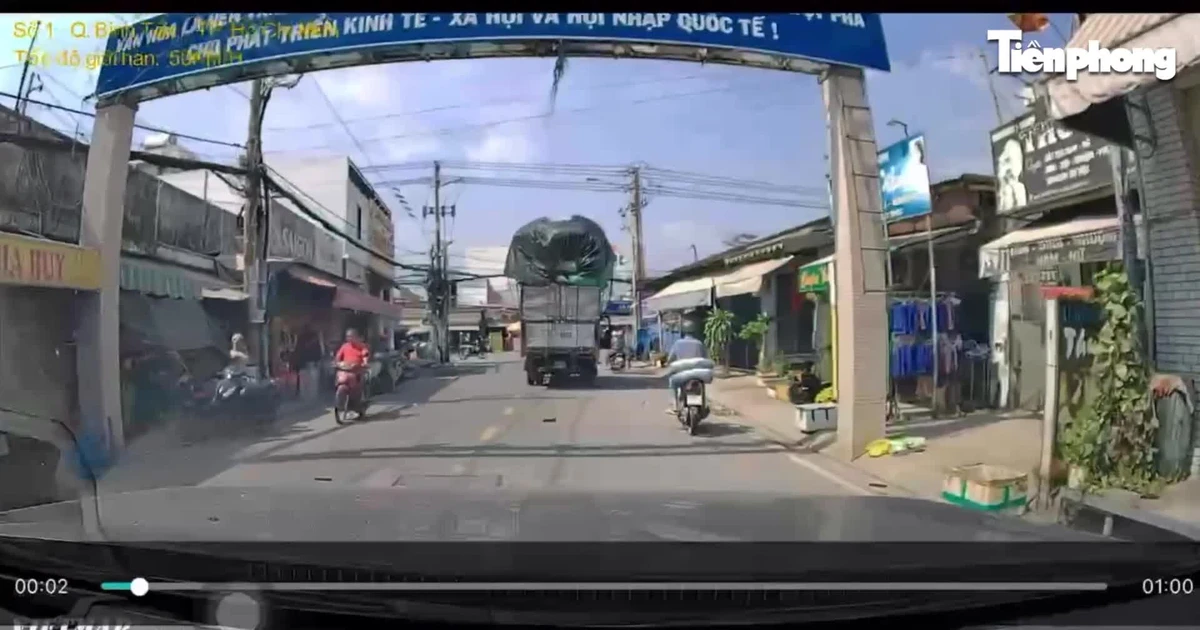 Đang trên đường bị bao hàng rơi từ xe tải đè trúng người