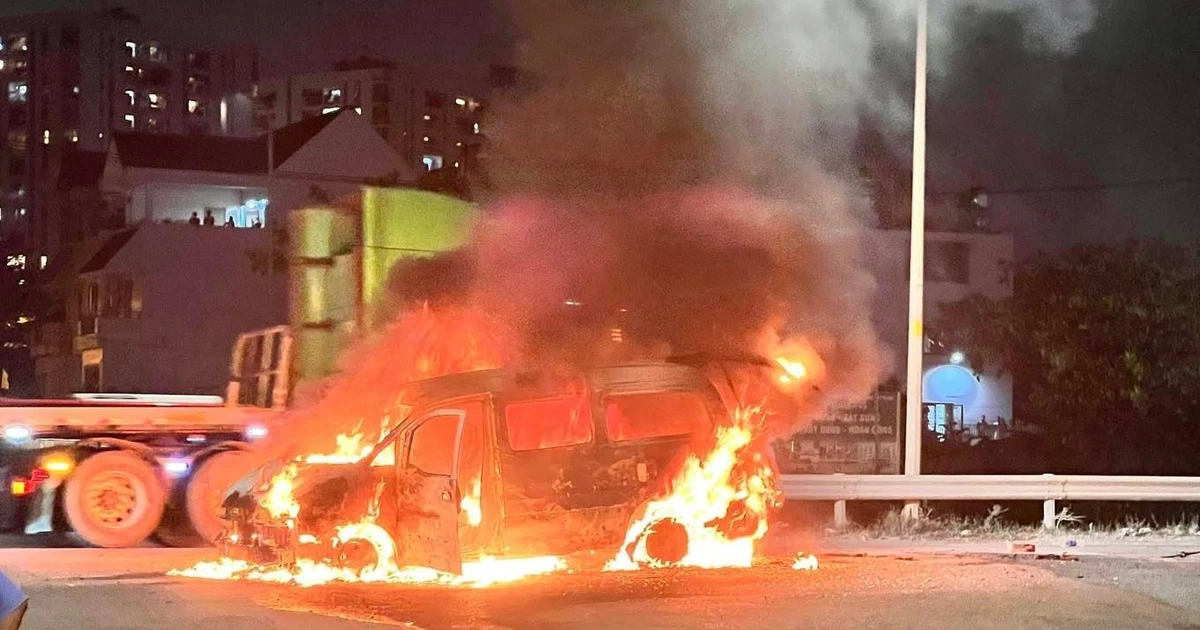 Ô tô tải van cháy đỏ rực khi đang được xe cứu hộ chở trên đường