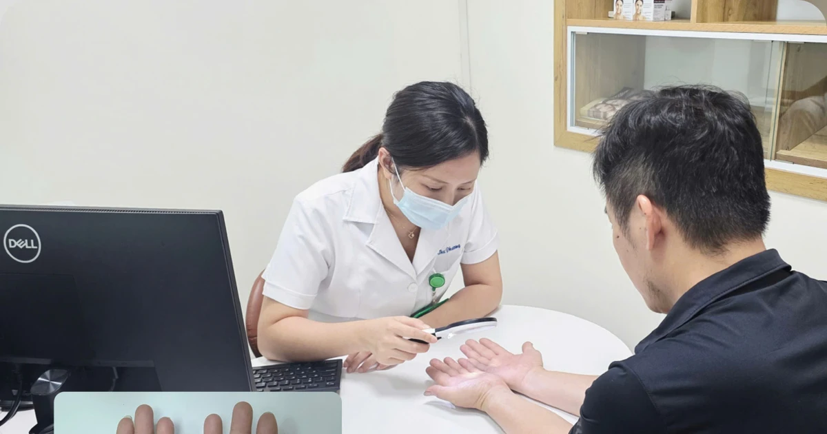 Lội nước bẩn do mưa bão gây ngập, nhiều người bị nấm da, viêm loét sâu tay chân