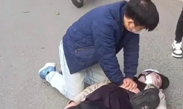 Cứu người trong tình huống khẩn cấp trên đường, bác sĩ ở Hà Nội được khen thưởng đột xuất