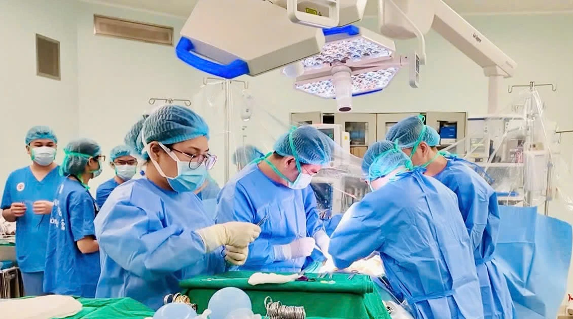 Ghép gan không cùng nhóm máu thành công cho bệnh nhân 17 tuổi