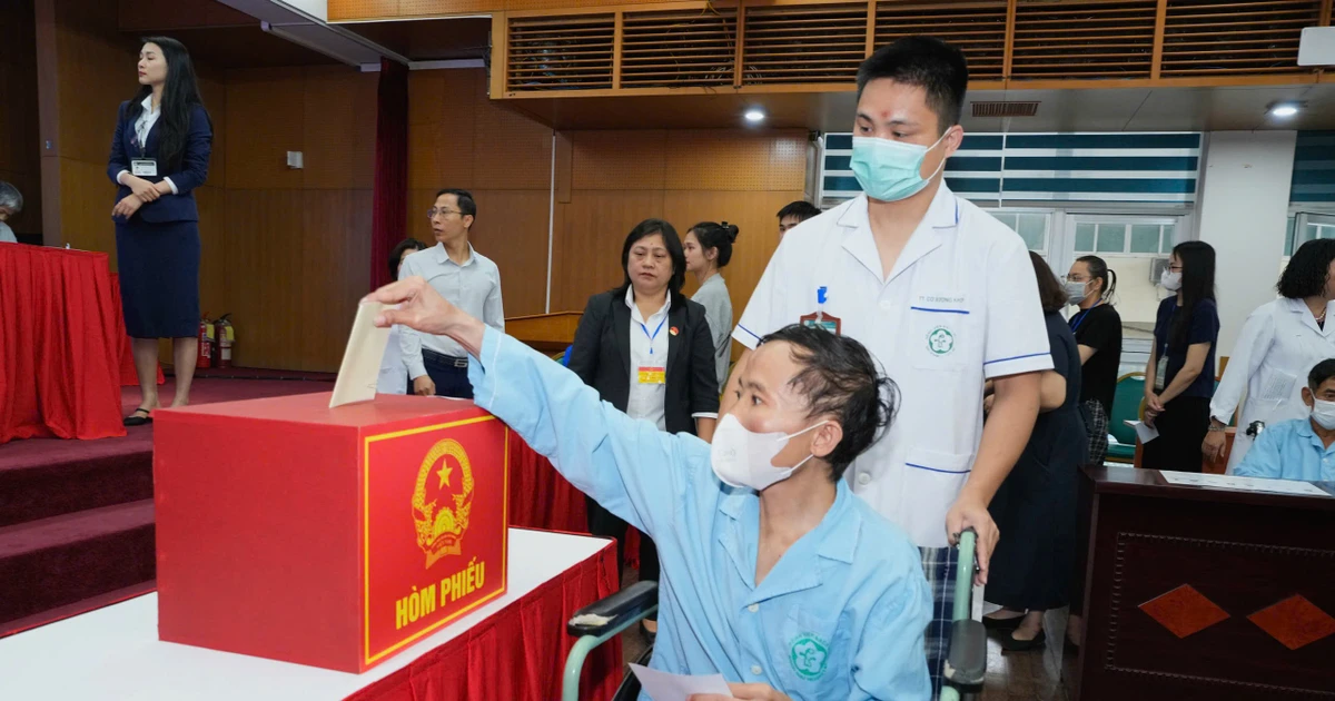 Những lá phiếu đặc biệt bên giường bệnh