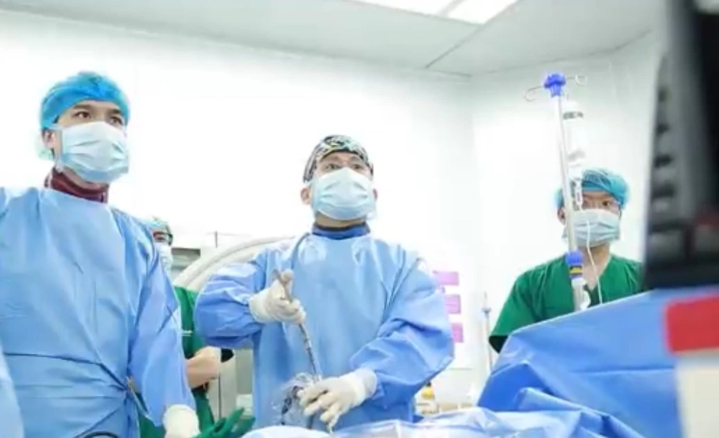 Tự đi lại sau 3 giờ mổ thoát vị đĩa đệm: Kỹ thuật mới giúp bệnh nhân hồi phục ‘thần tốc’