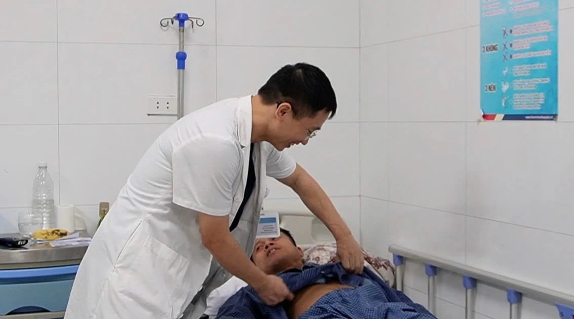 Gập bụng tưởng để khỏe, người đàn ông mắc biến chứng hiếm gặp