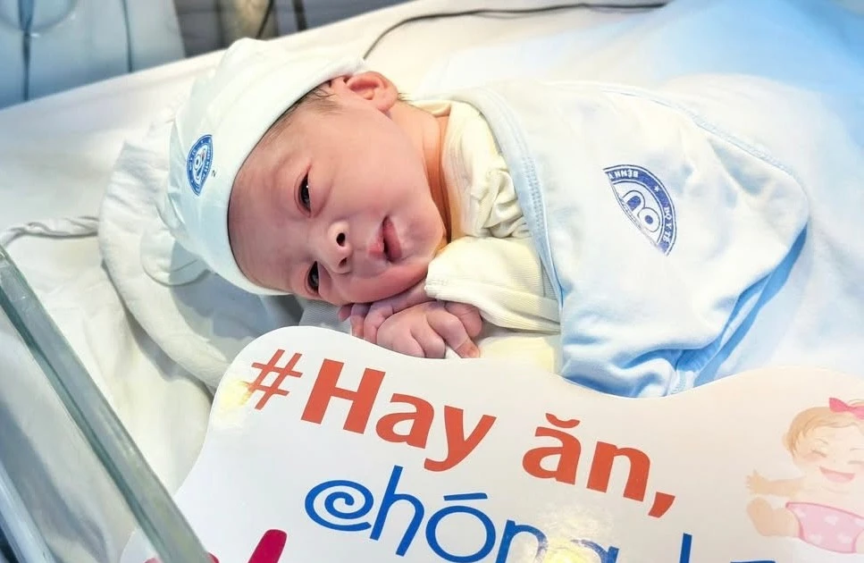 Lộc xuân trong vòng tay blouse trắng