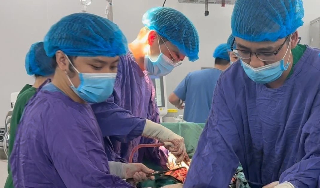 Mổ lấy khối u hiếm gặp nặng gần 9kg chiếm gần hết ổ bụng