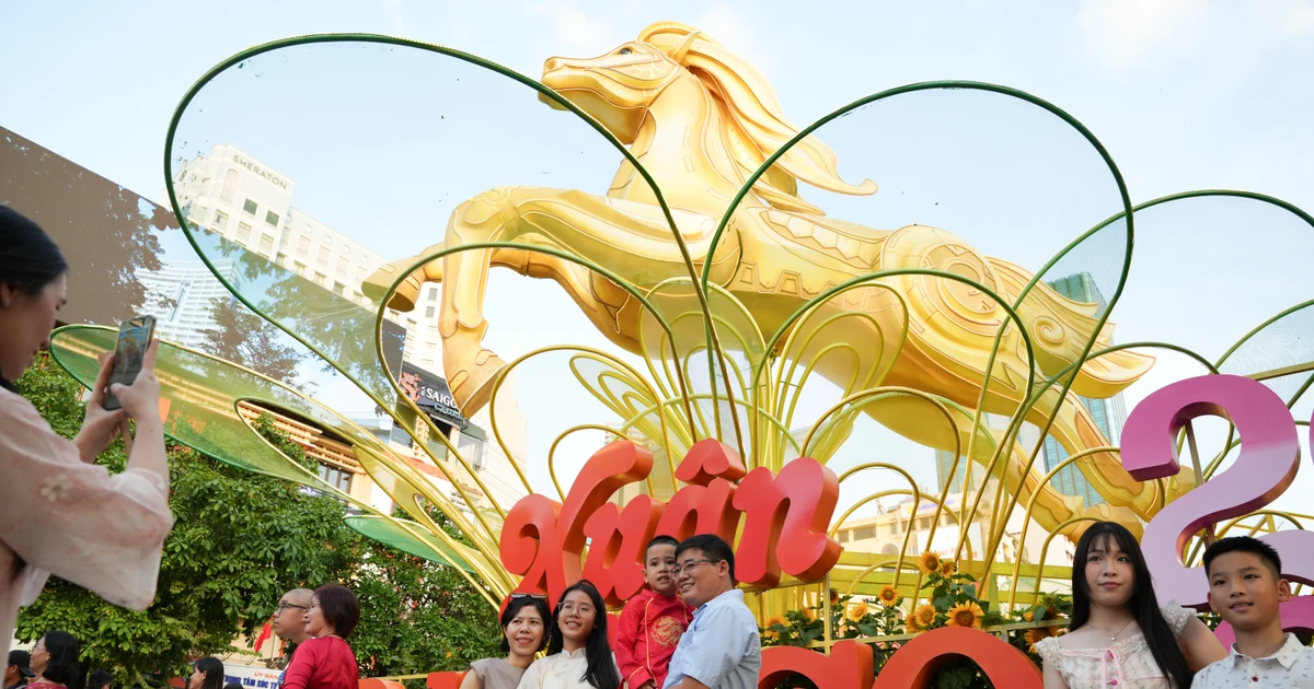 Người dân đổ về đường hoa Nguyễn Huệ chờ xem pháo hoa giao thừa