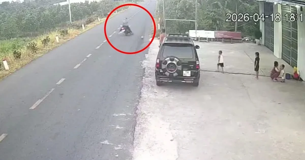 Vụ trẻ đá bóng lăn ra đường gây tai nạn chết người: Cha mẹ có vô can?