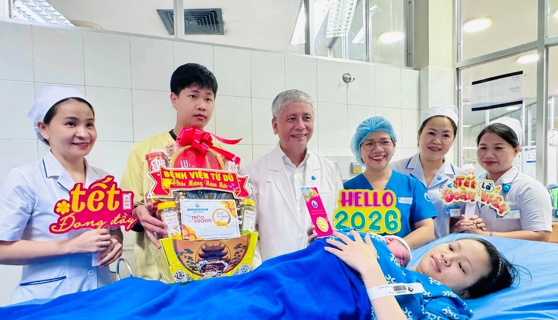 Bốn em bé chào đời đúng giao thừa tại Bệnh viện Từ Dũ nhận vàng 24K may mắn