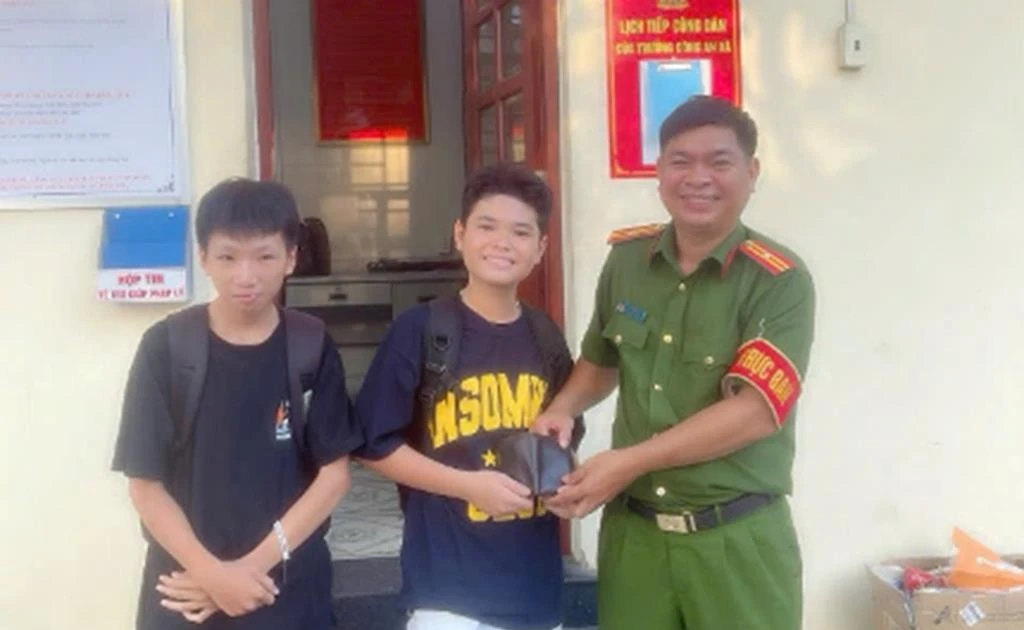 Hai học sinh lớp 8 ở Đồng Nai trả lại ví tiền cho người đánh rơi