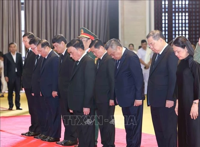 Đoàn lãnh đạo cấp cao Đảng, Nhà nước Việt Nam viếng Chủ tịch Quốc hội Lào Xaysomphone Phomvihane