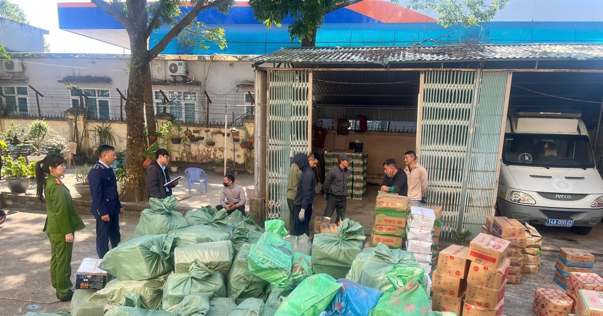 Phát hiện kho xúc xích, chả mực không rõ nguồn gốc ở Móng Cái