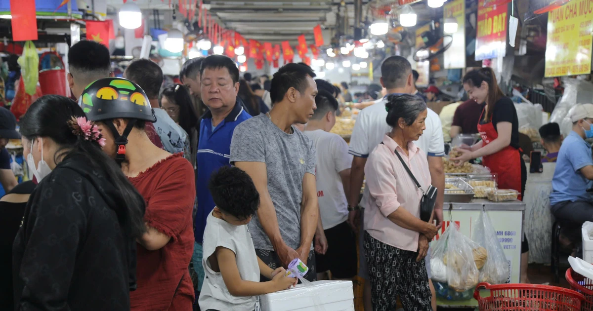 Chưa hết nghỉ lễ khách đã nườm nượp đi mua hải sản mang về