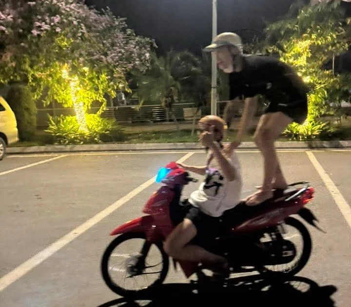 Xác minh clip hai đối tượng 'làm xiếc' trên xe máy ở Quảng Ninh