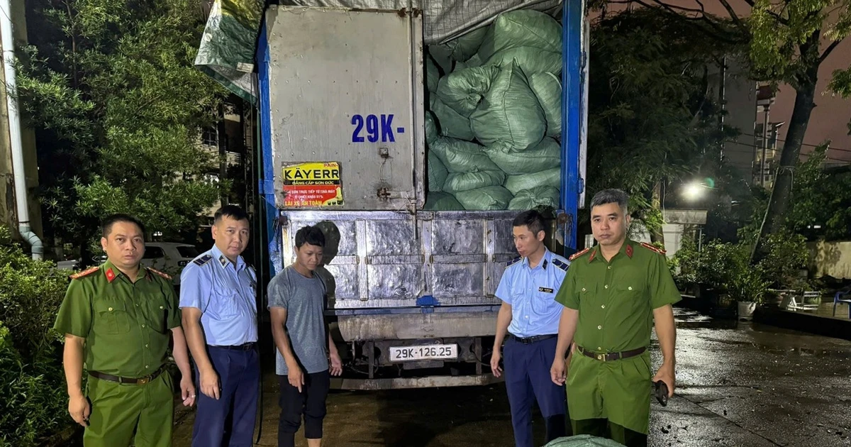 Phát hiện xe tải chở hơn 8,7 tấn chân gà không rõ nguồn gốc