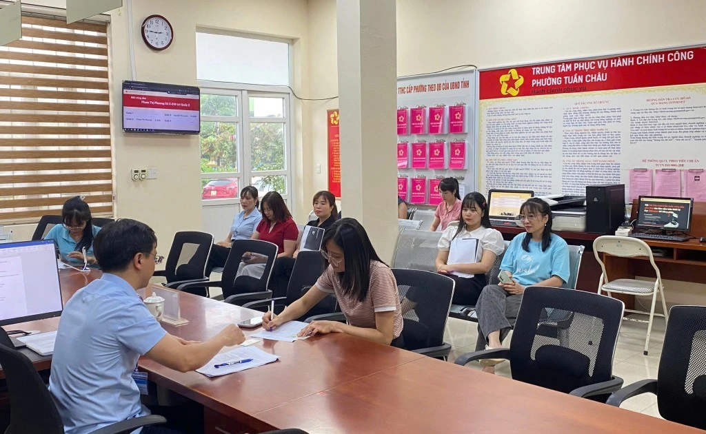 Quảng Ninh tạm đình chỉ 4 cán bộ phường do chậm xử lý hồ sơ hành chính