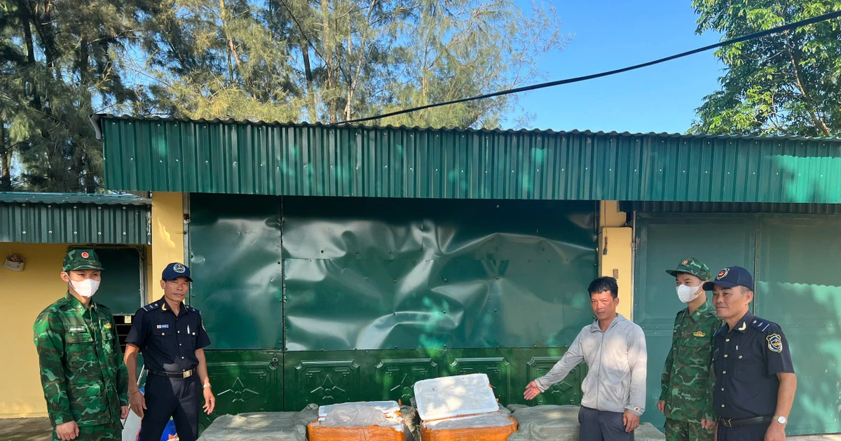 Dùng bè vận chuyển 850kg nầm lợn đông lạnh qua biên giới