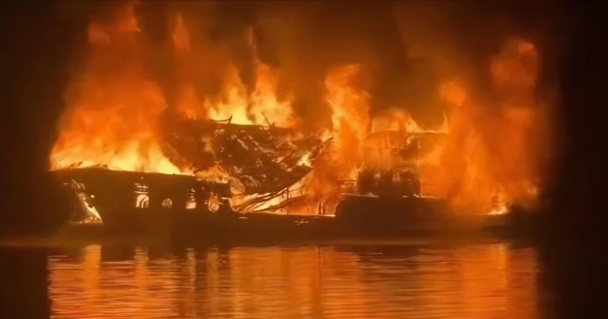 Tàu du lịch cháy như đuốc trên vịnh Hạ Long