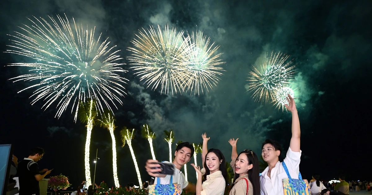 Pháo hoa rực trời thương cảng Hạ Long