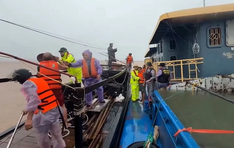 Cứu sống ba thuyền viên bị chìm tàu trong bão ở Móng Cái