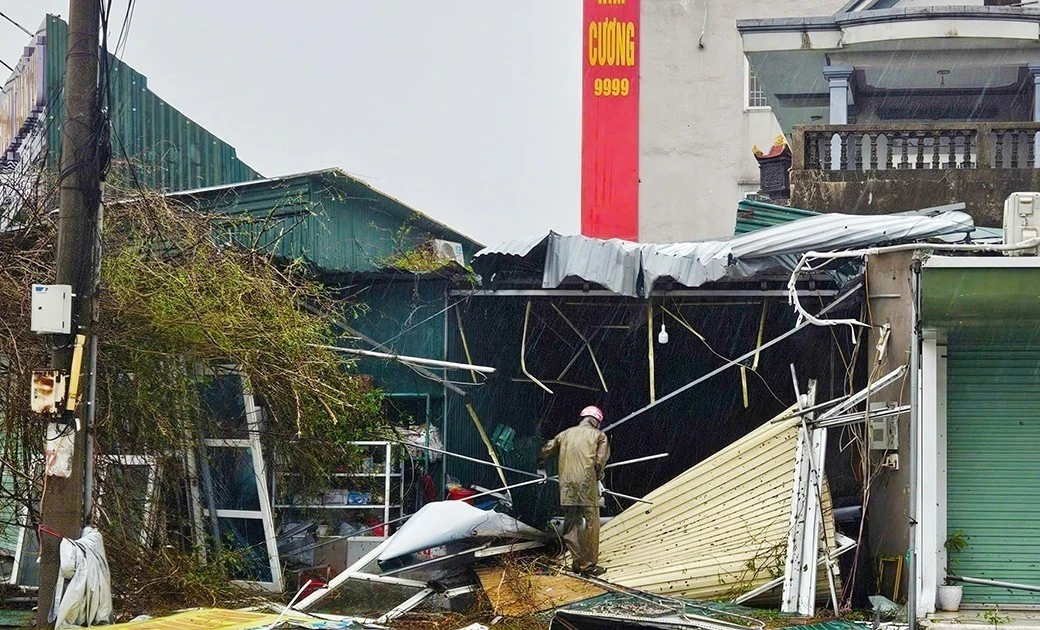 Thủ tướng yêu cầu hỗ trợ tối đa đối với các gia đình có người bị nạn bởi bão số 10