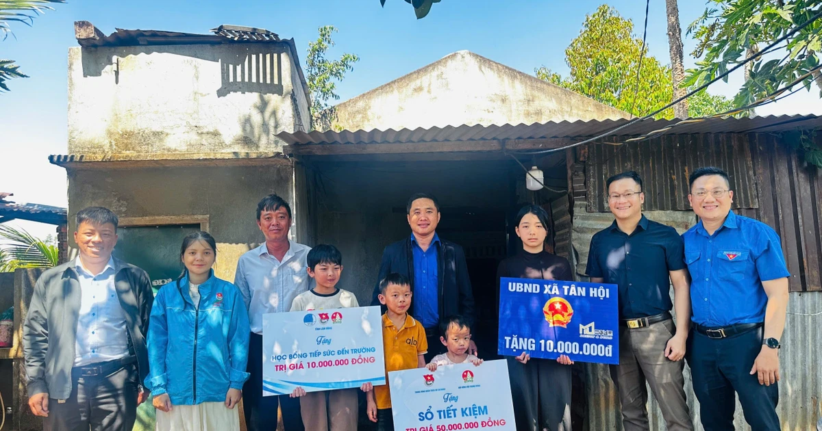 Trung ương Đoàn, Hội đồng Đội Trung ương trao sổ tiết kiệm cho nữ sinh mồ côi cha, gánh gồng nuôi 3 em