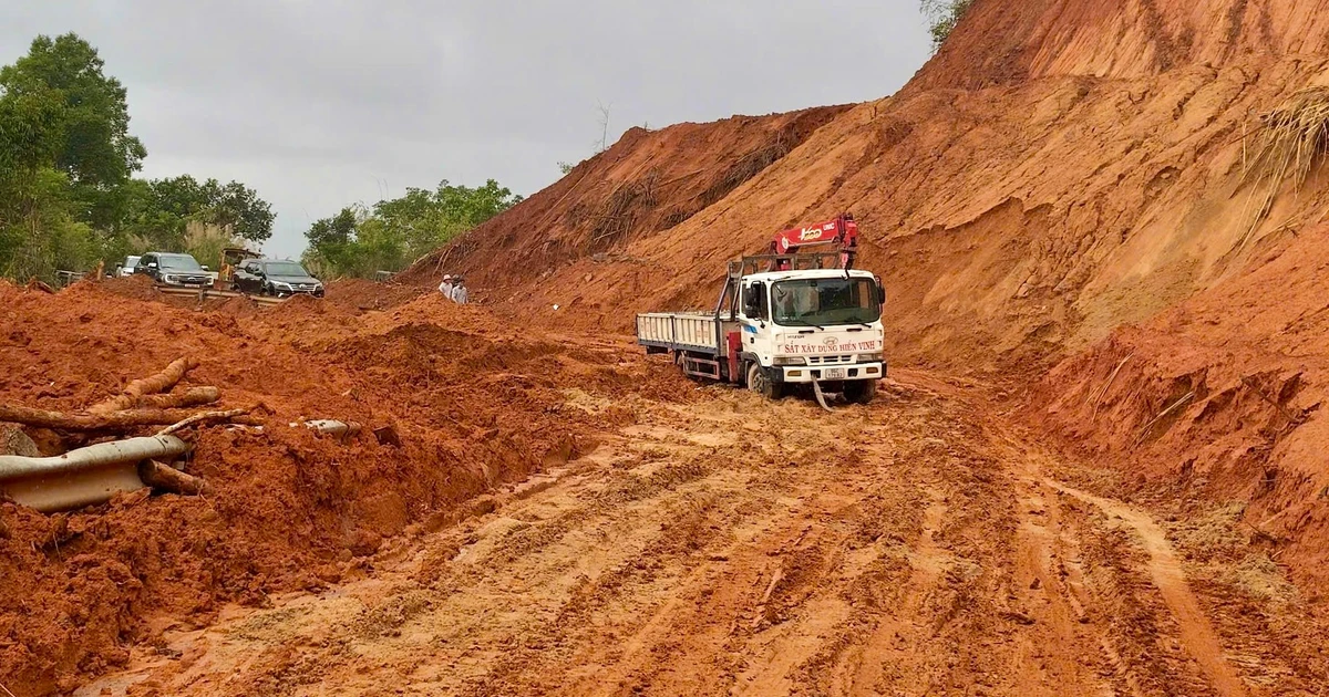 Sạt lở đèo Gia Bắc chia cắt giao thông quốc lộ 28