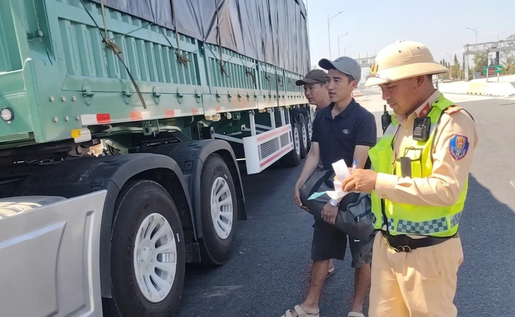 Xe dính loạt lỗi trên cao tốc, tài xế và chủ phương tiện bị phạt hơn 100 triệu đồng