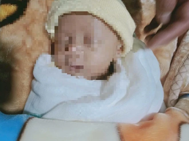 Tìm cha mẹ bé trai sơ sinh bị bỏ rơi bên đường ở Lâm Đồng