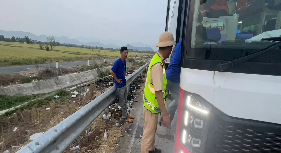 Xe 26 chỗ nhồi 38 khách, tài xế và nhà xe bị phạt 90 triệu đồng