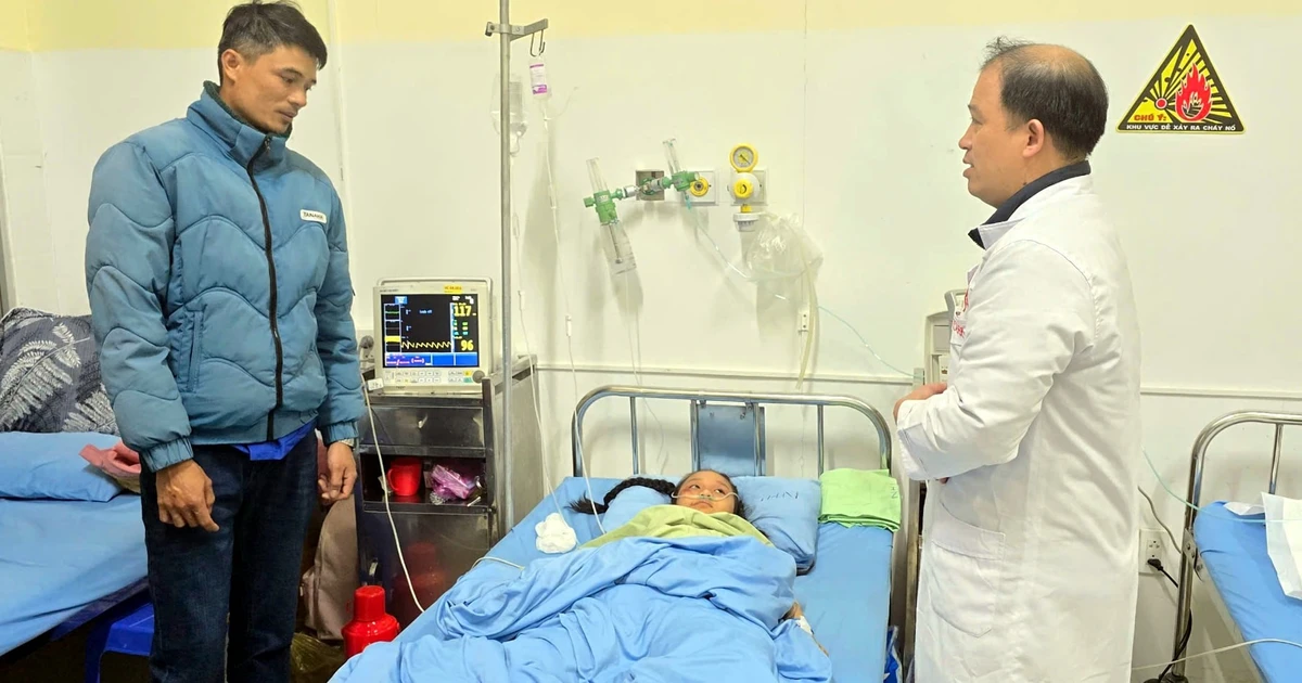 Cháu bé được tìm thấy trong đống đổ nát sau sạt lở đã qua cơn nguy kịch