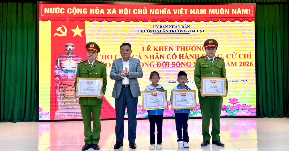 Lâm Đồng tặng giấy khen cán bộ công an, học sinh có nghĩa cử đẹp