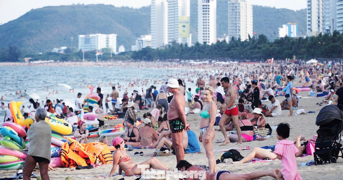 Biển Nha Trang ken đặc người, các ngả đường đi Đà Lạt quá tải