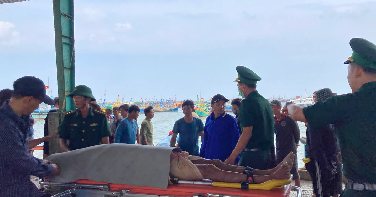 Tàu cá bị tàu hàng đâm chìm trên biển, 16 ngư dân thoát nạn, 1 người tử vong