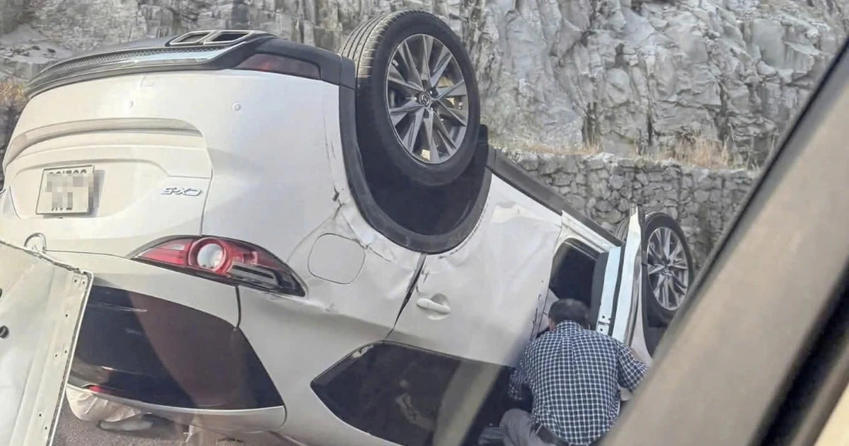 Mất lái, ô tô 'lấm lưng trắng bụng' trên cao tốc Phan Thiết - Dầu Giây