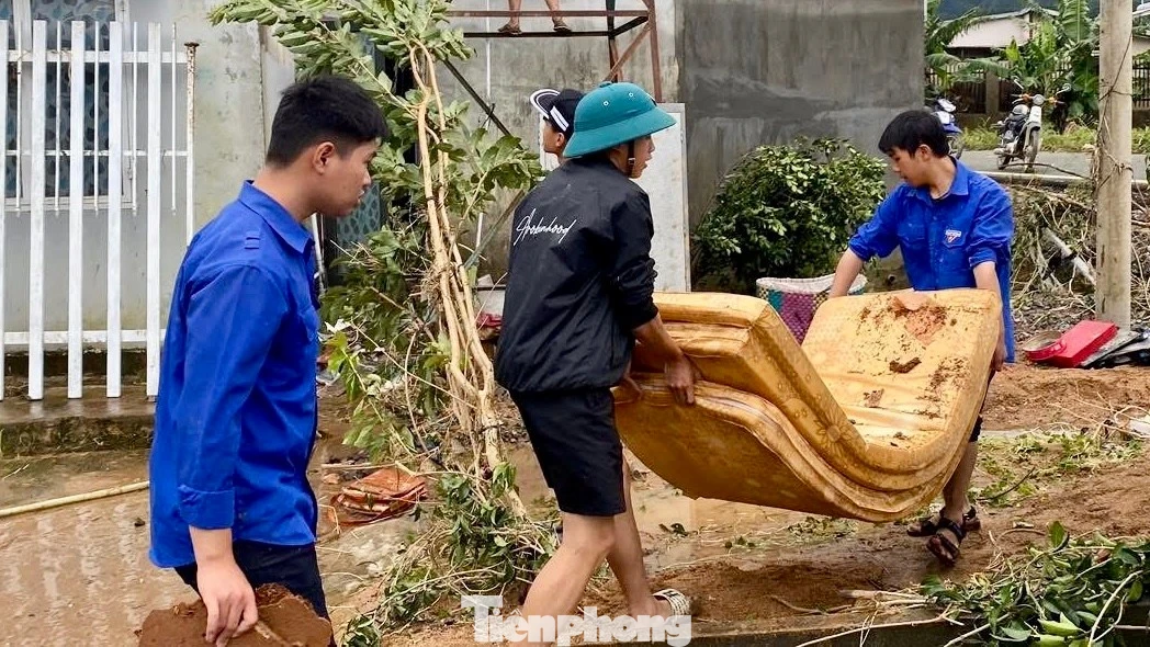 Tuổi trẻ Lâm Đồng xung kích hỗ trợ người dân sau mưa lũ