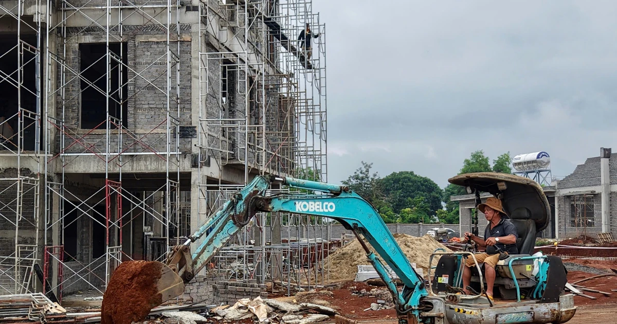 Tăng tốc '3 ca, 4 kíp' thi công trường nội trú biên giới