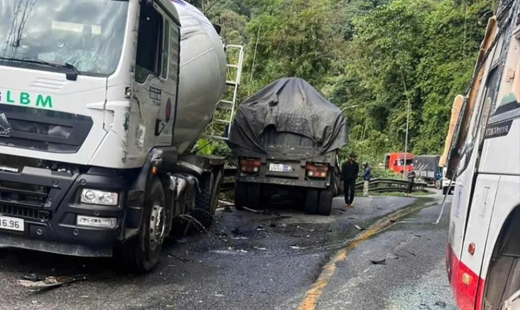 Xe đầu kéo gây tai nạn liên hoàn, đèo Bảo Lộc tê liệt